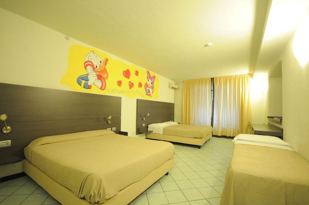 Hotel Tirreno Marina di Massa Bagian luar foto