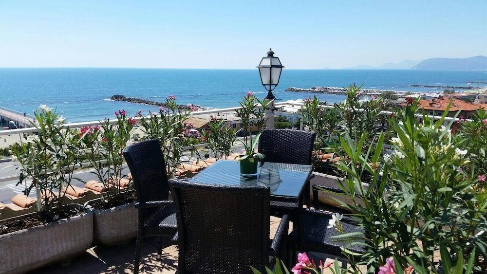 Hotel Tirreno Marina di Massa Bagian luar foto