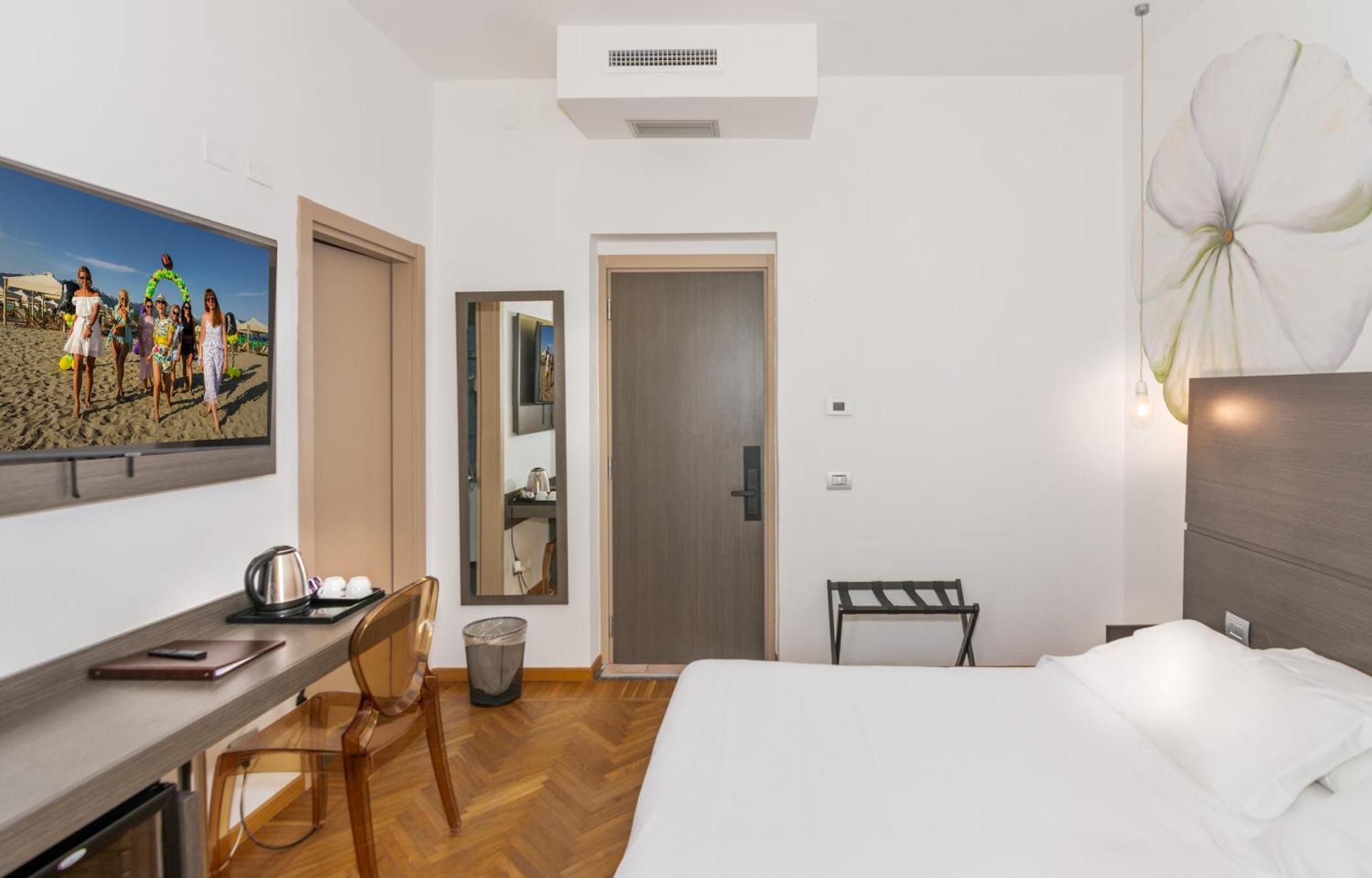 Hotel Tirreno Marina di Massa Bagian luar foto