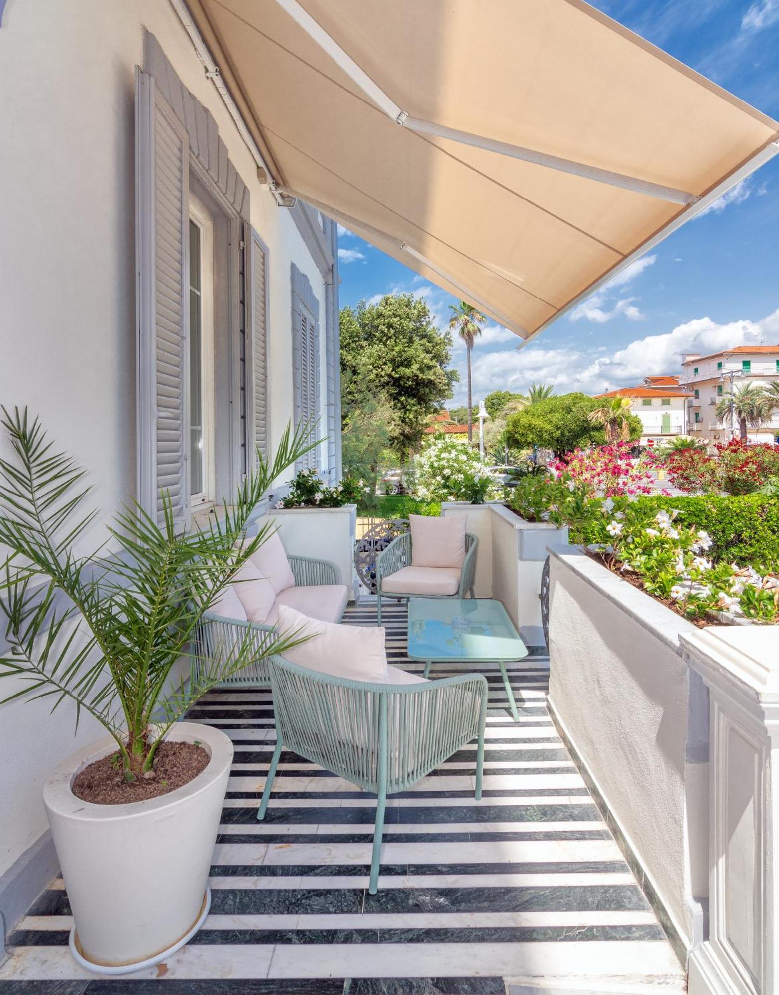 Hotel Tirreno Marina di Massa Bagian luar foto