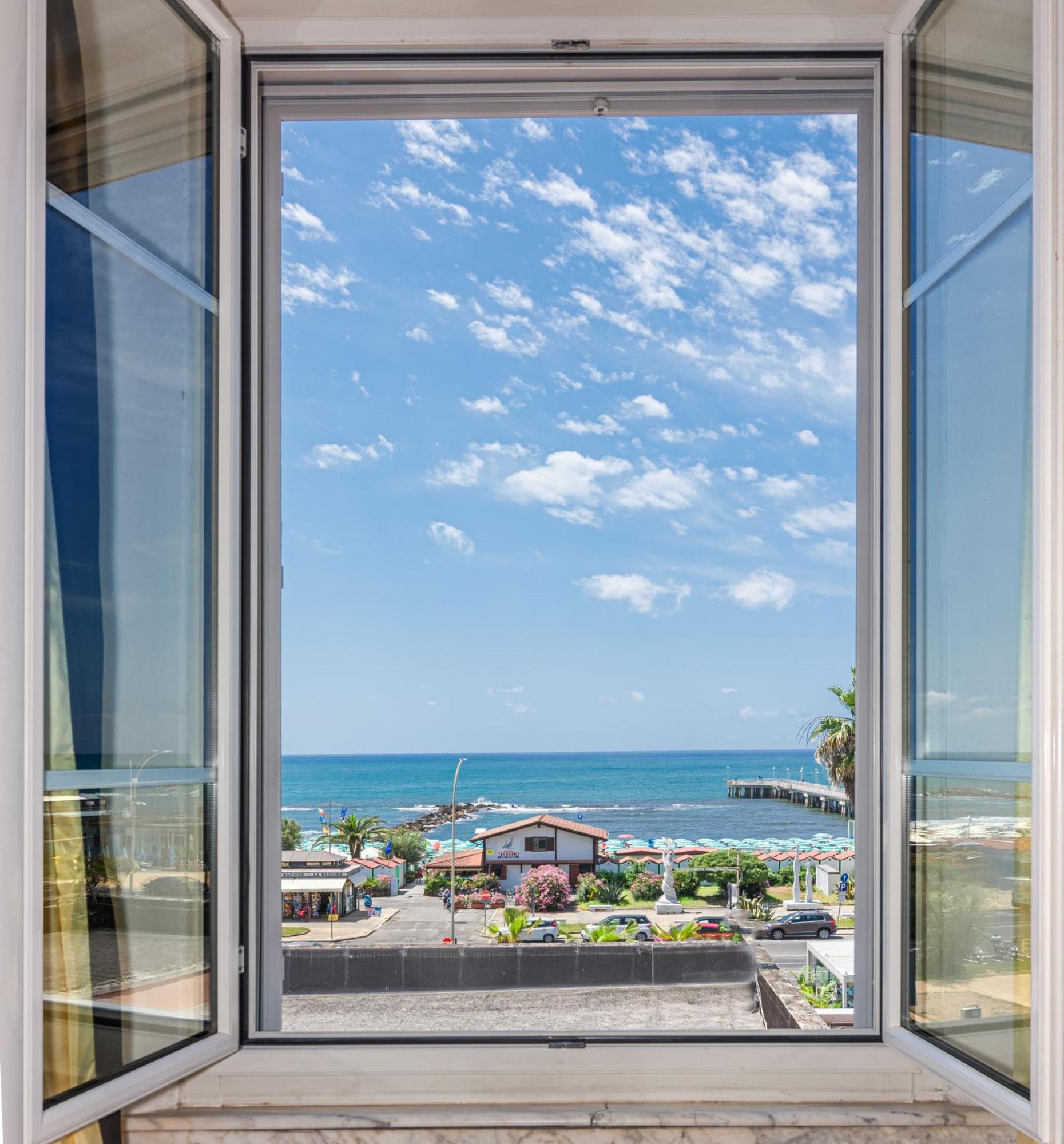 Hotel Tirreno Marina di Massa Bagian luar foto